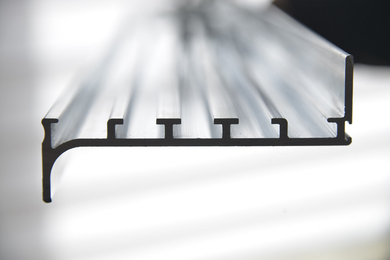 Sistema de anclaje con escuadras sobre perfil de aluminio