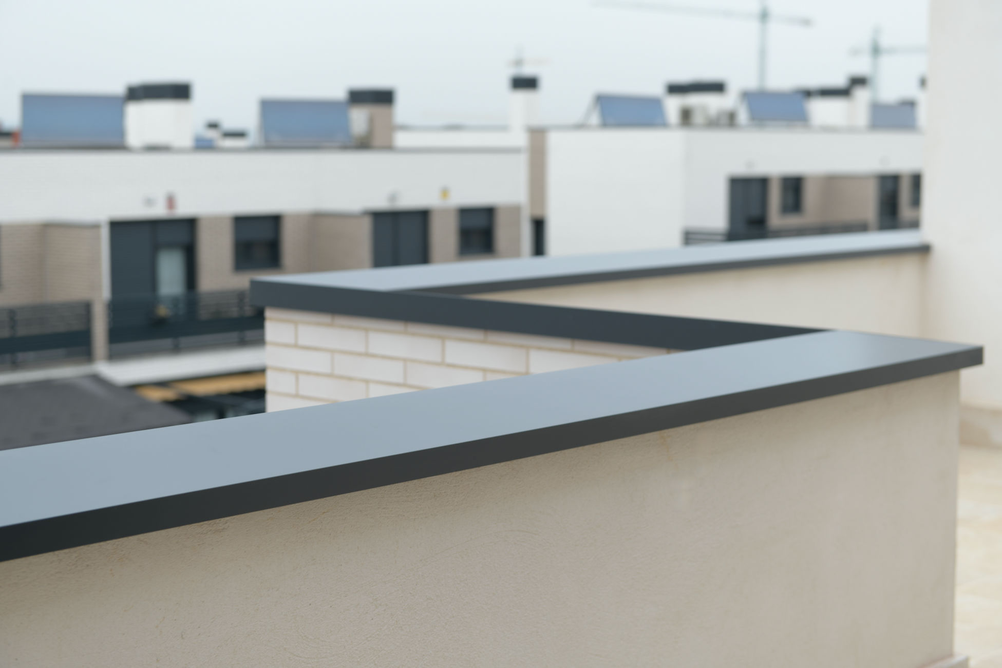 Remates de aluminio instalados en muros de cubierta