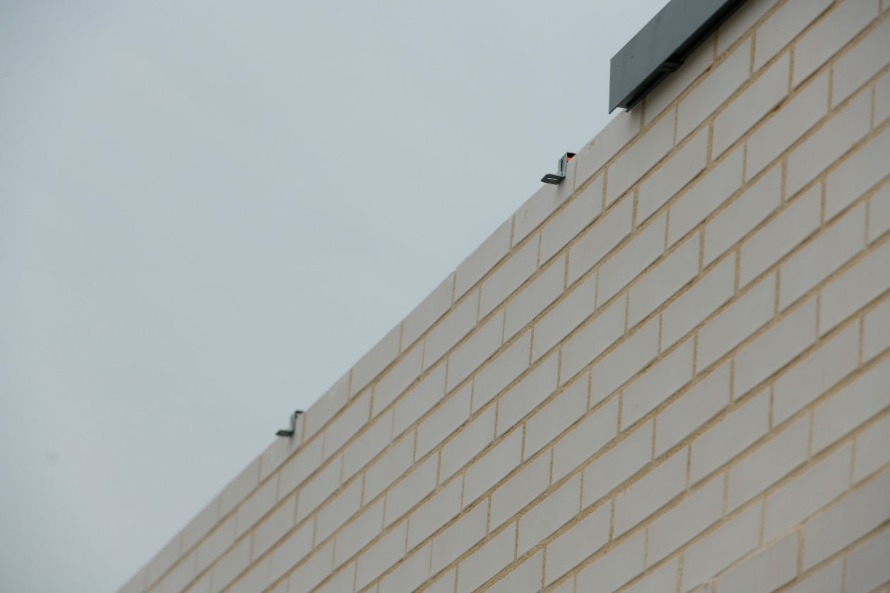 Soportes instalados en peto de fachada para fijación de remate de aluminio