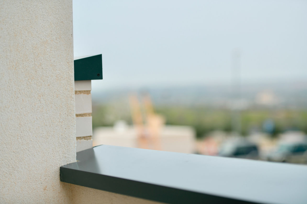 Detalle lateral de remate de aluminio en peto de cubierta