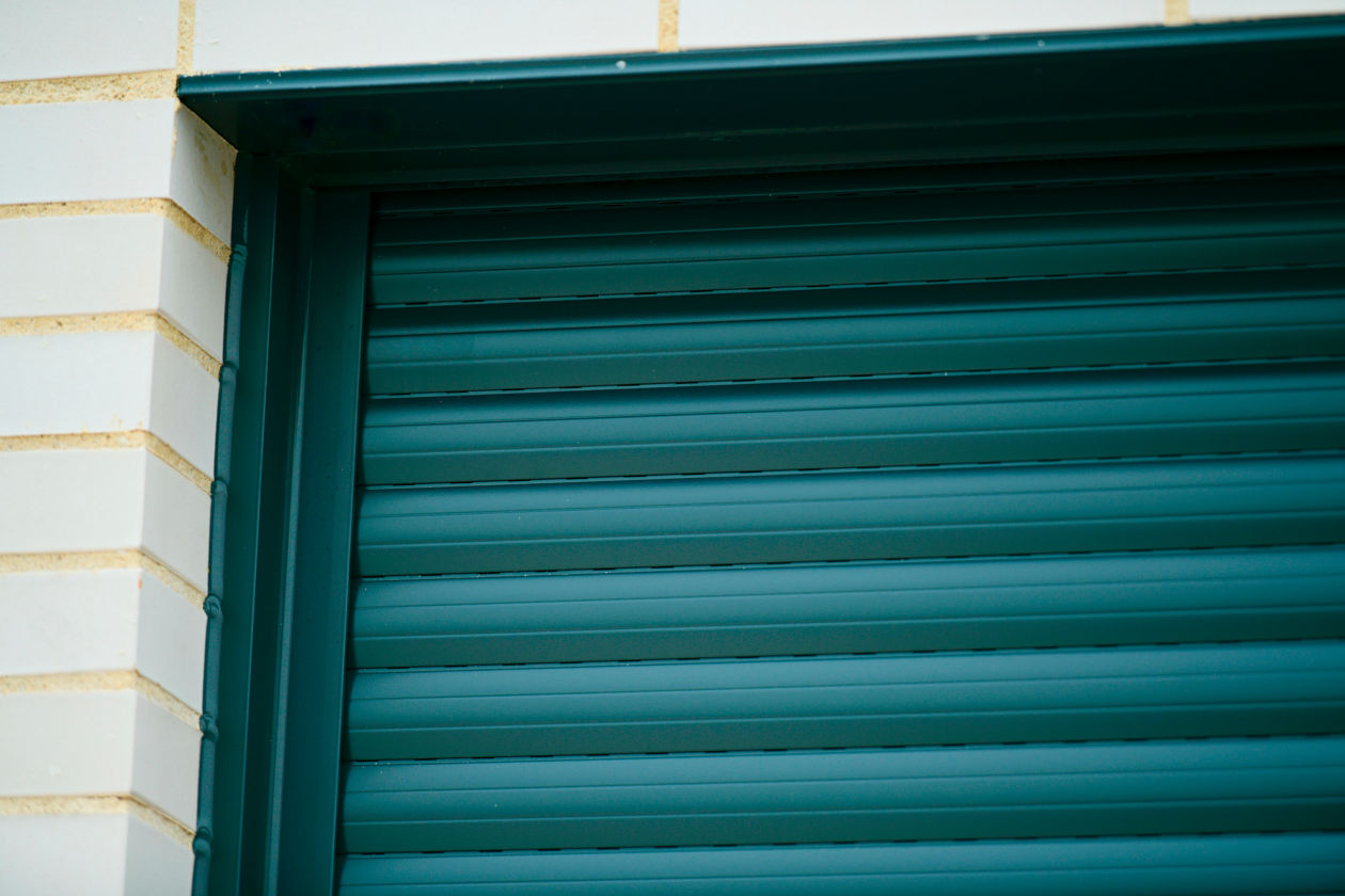 Cierre metálico enrollable con remates de aluminio a medida