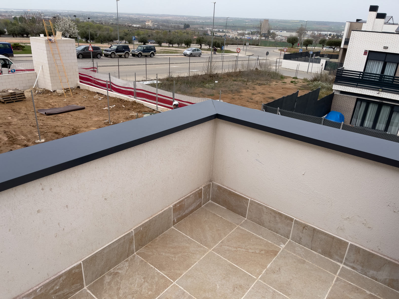 Remates de aluminio en esquina de peto sobre terraza